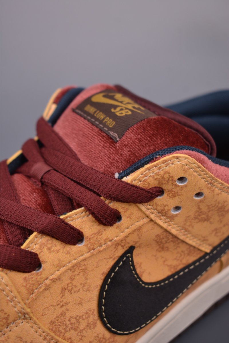 Nike SB Dunk Low view