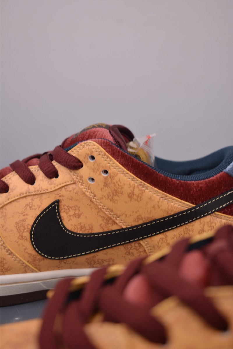 Nike SB Dunk Low view