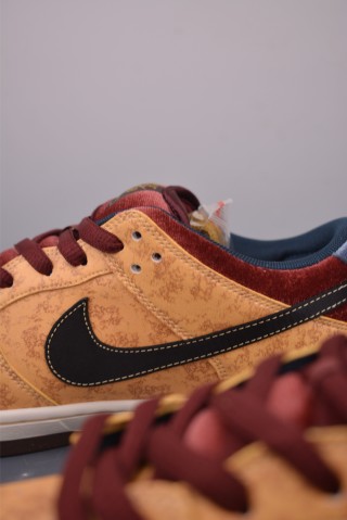 Nike SB Dunk Low view 8