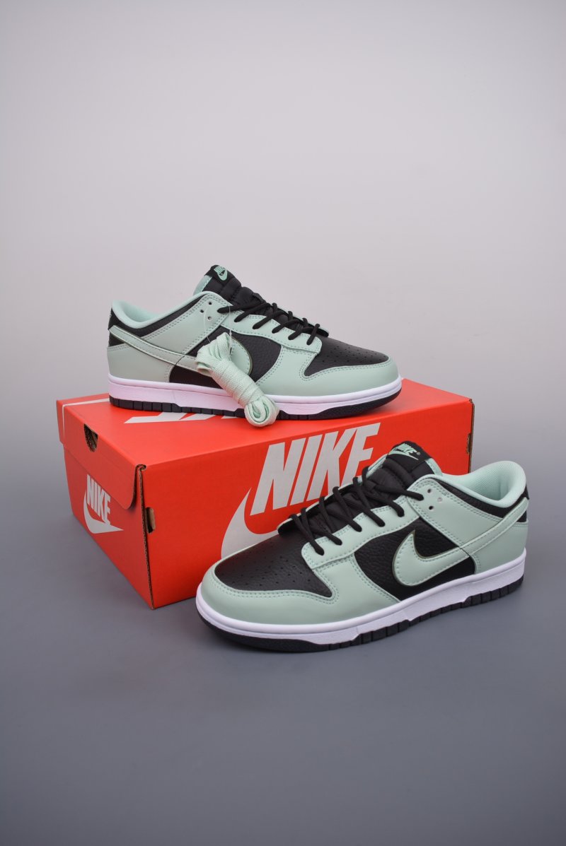 Nike SB Dunk Low view