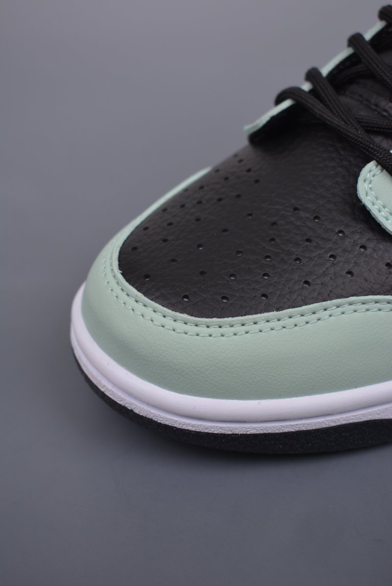 Nike SB Dunk Low view
