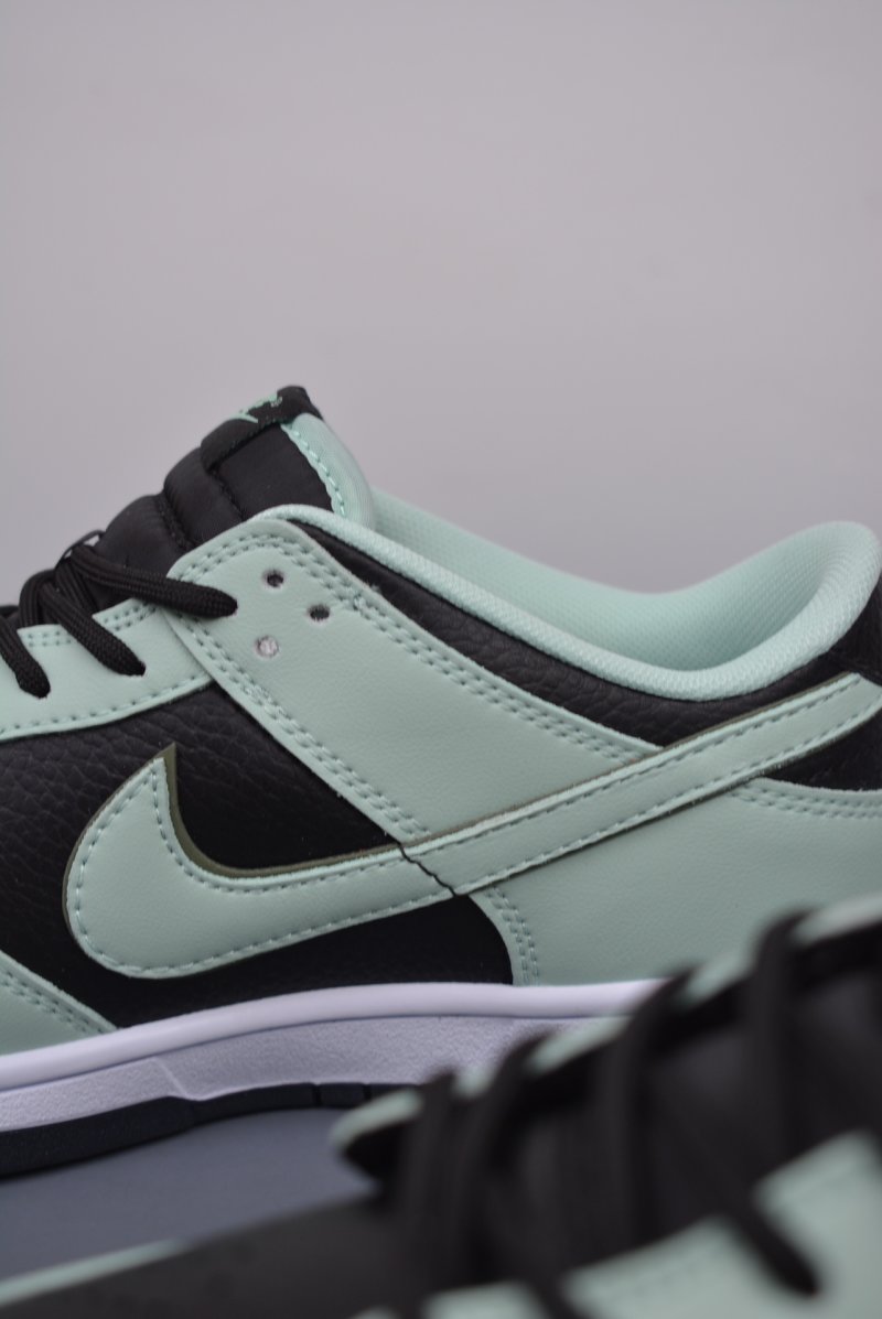 Nike SB Dunk Low view