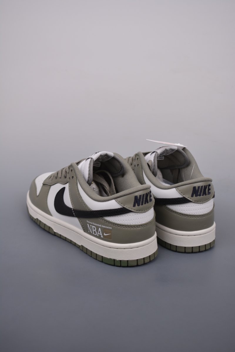 Nike SB Dunk Low view
