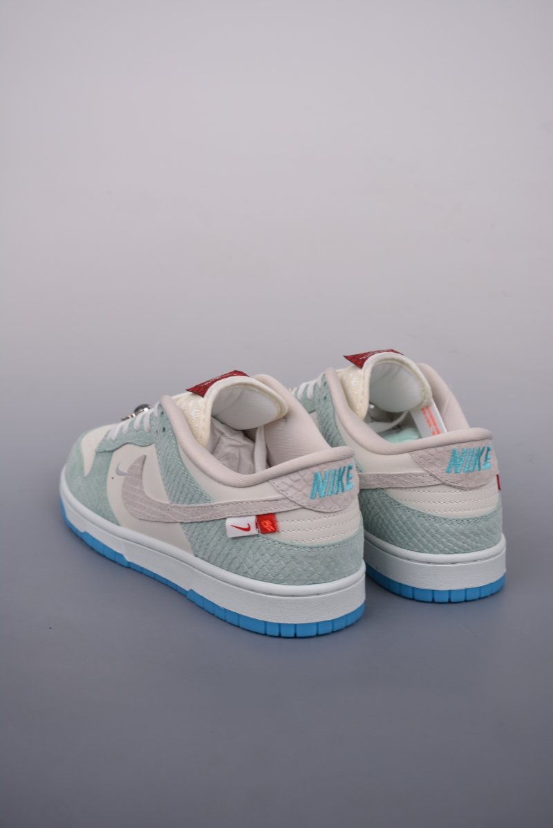 Nike SB Dunk Low view