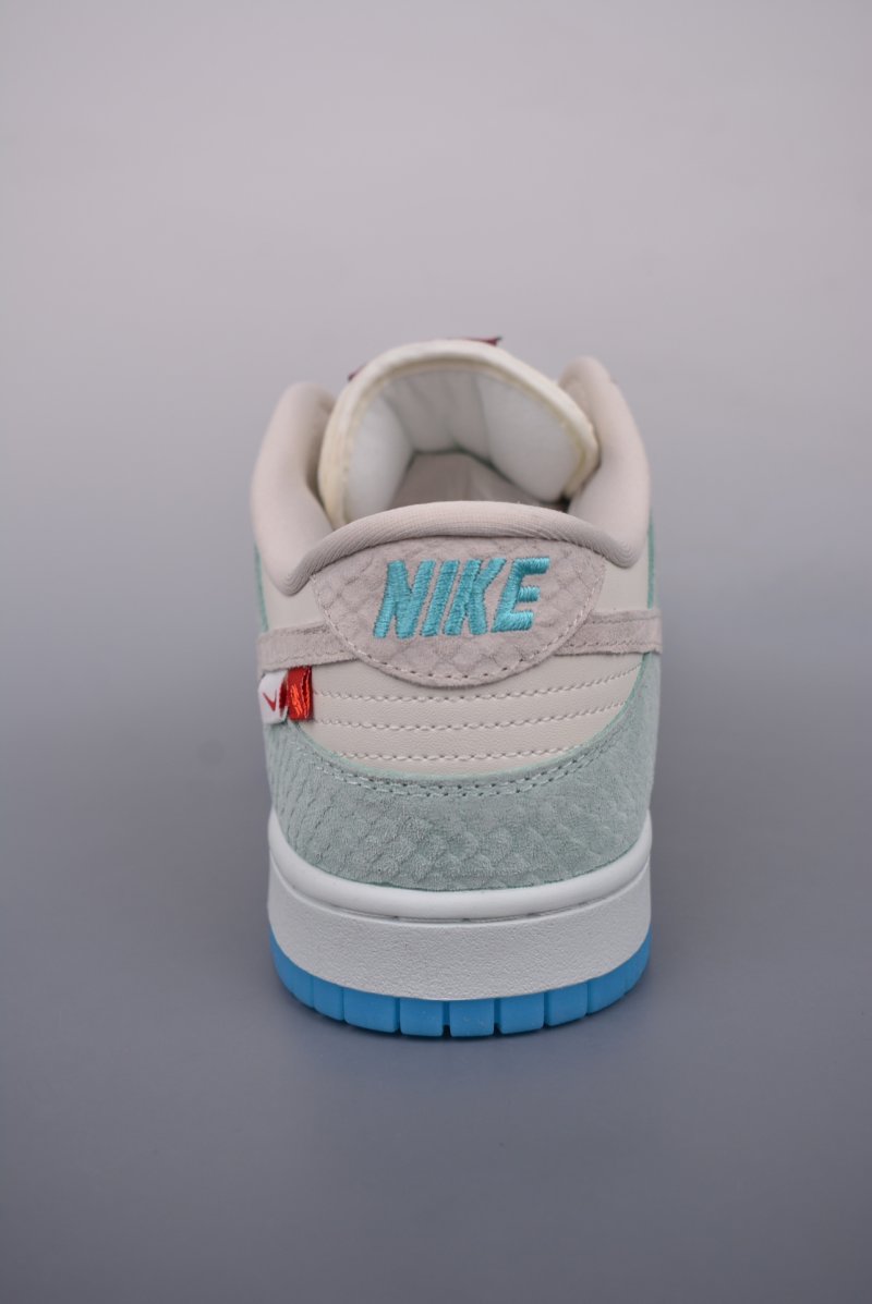 Nike SB Dunk Low view