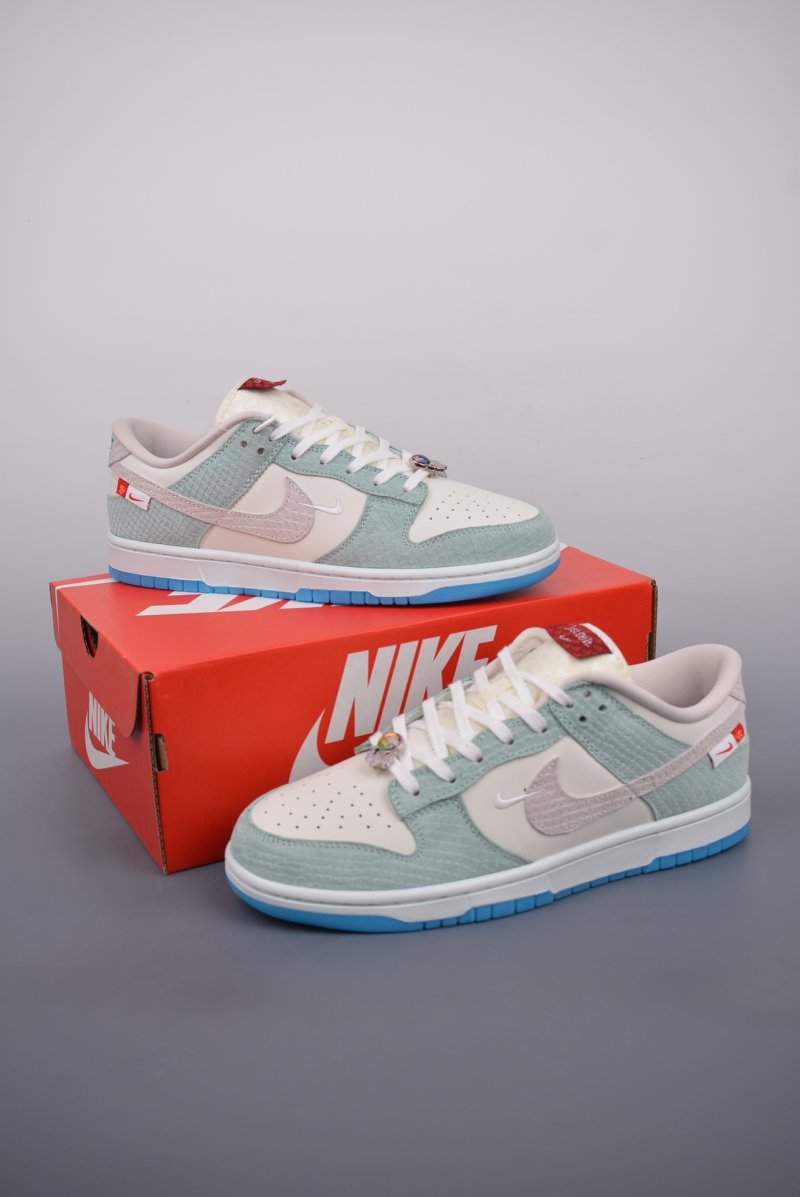 Nike SB Dunk Low view