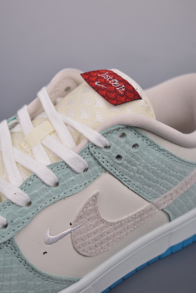 Nike SB Dunk Low view
