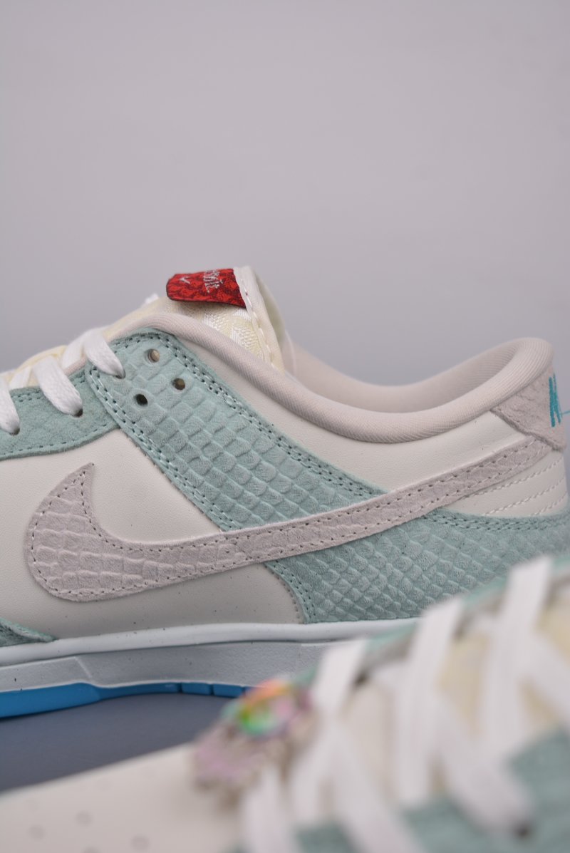 Nike SB Dunk Low view