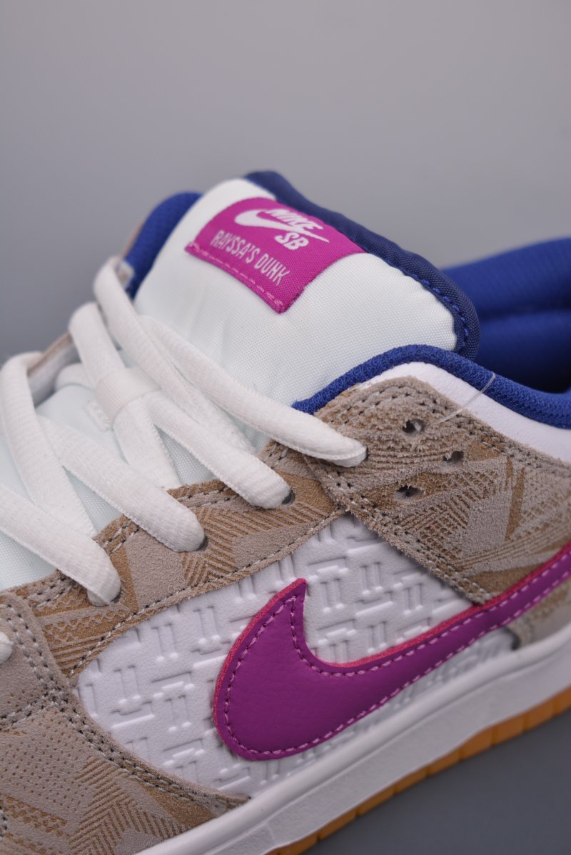 Nike SB Dunk Low view