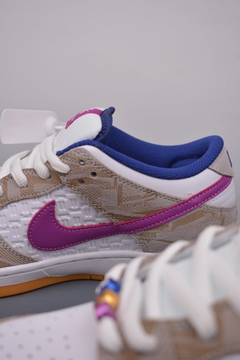 Nike SB Dunk Low view
