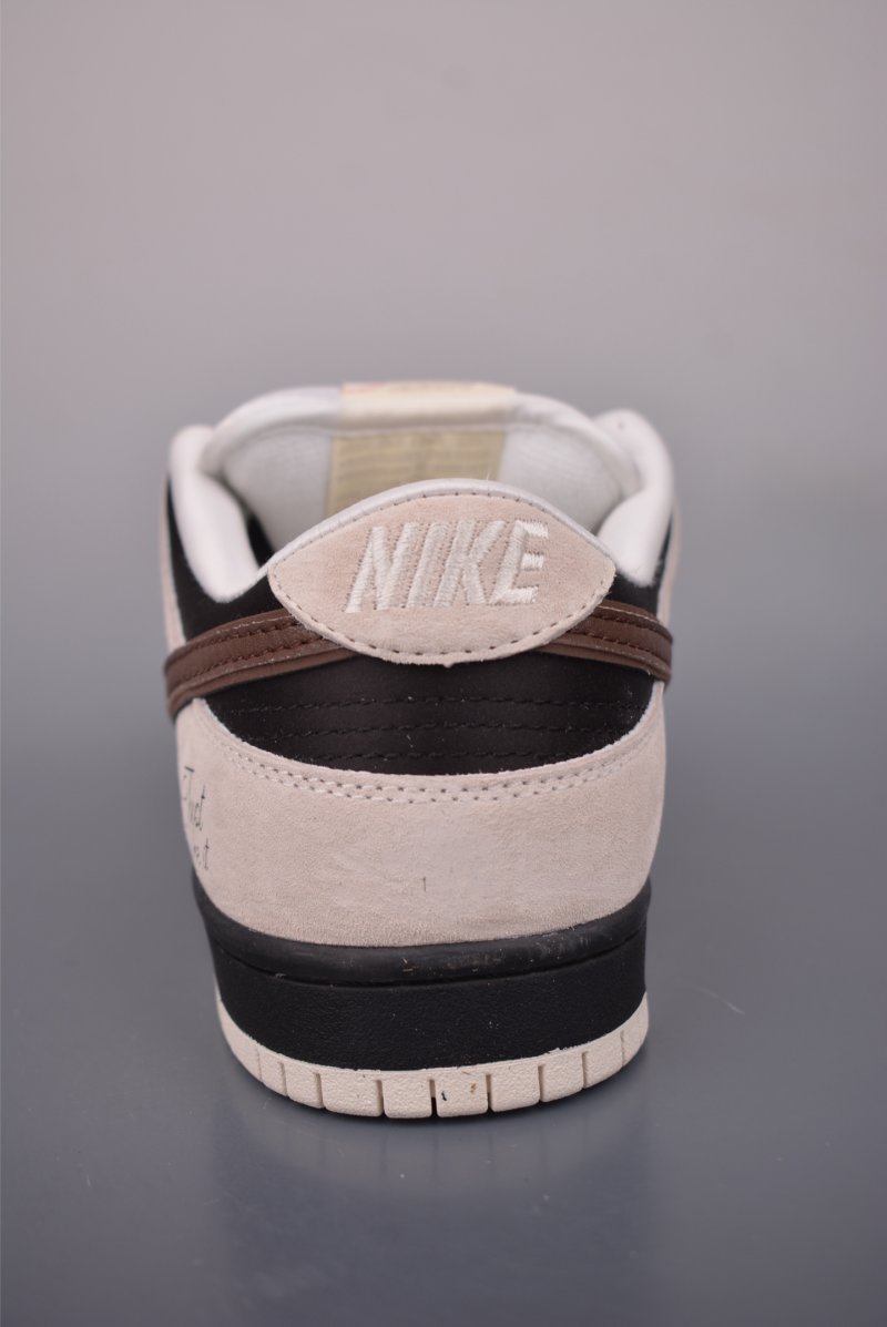 Nike SB Dunk Low view