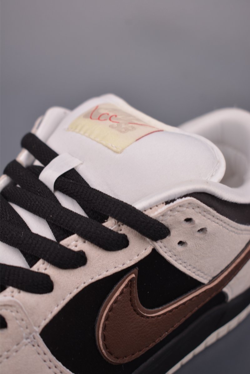Nike SB Dunk Low view