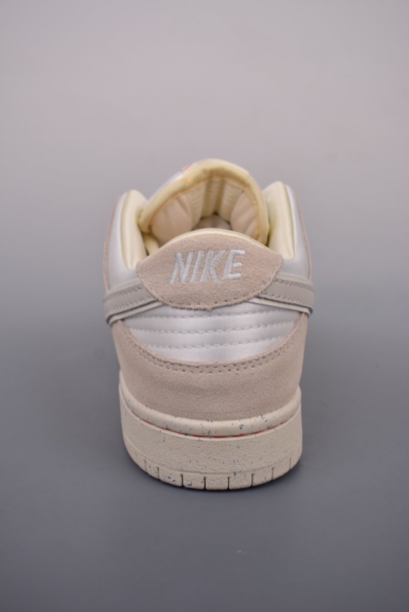 Nike SB Dunk Low view