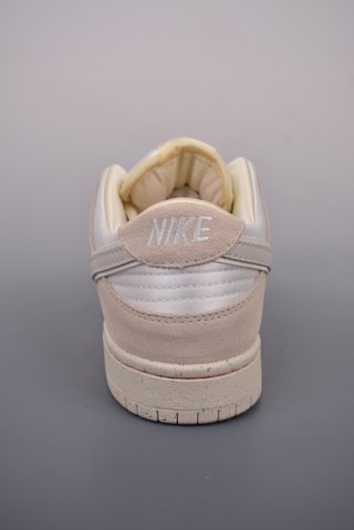 Nike SB Dunk Low view 4