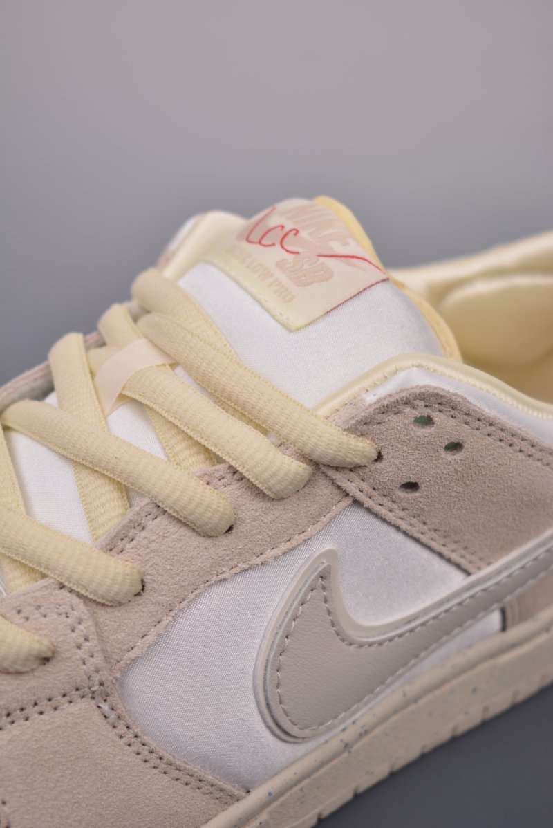 Nike SB Dunk Low view