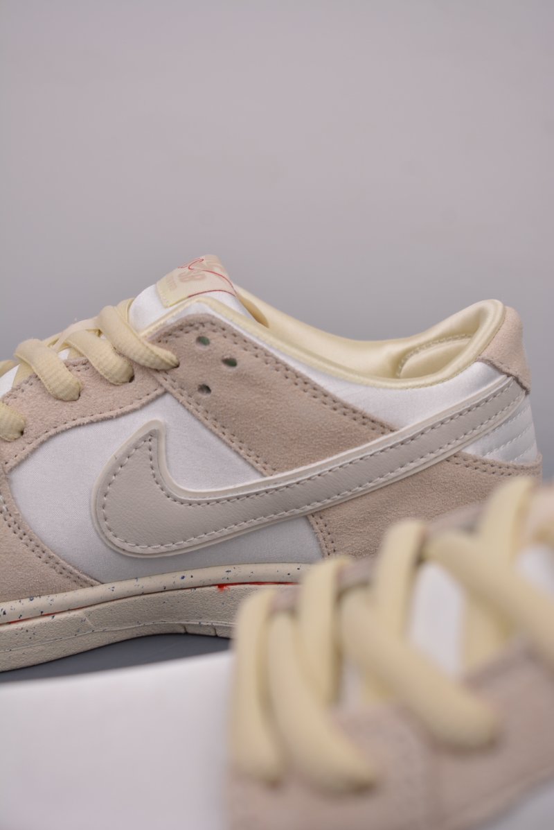 Nike SB Dunk Low view
