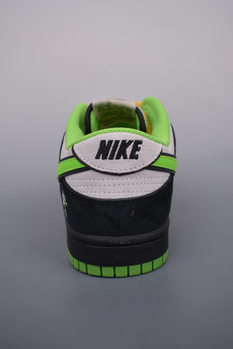 Nike SB Dunk Low view