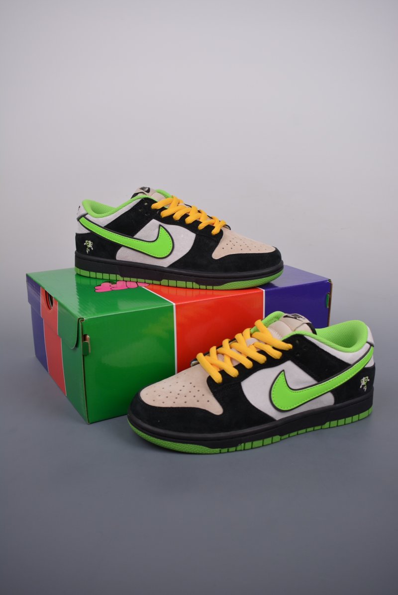 Nike SB Dunk Low view