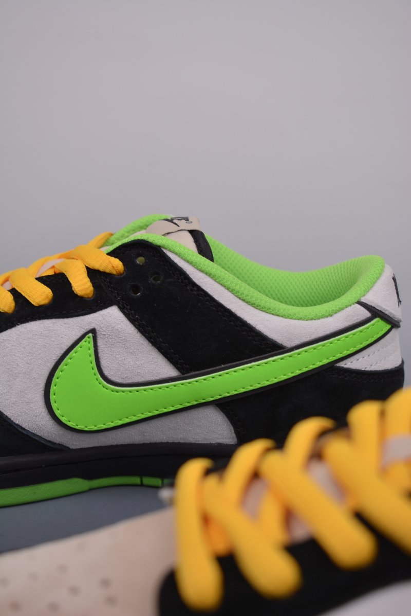 Nike SB Dunk Low view