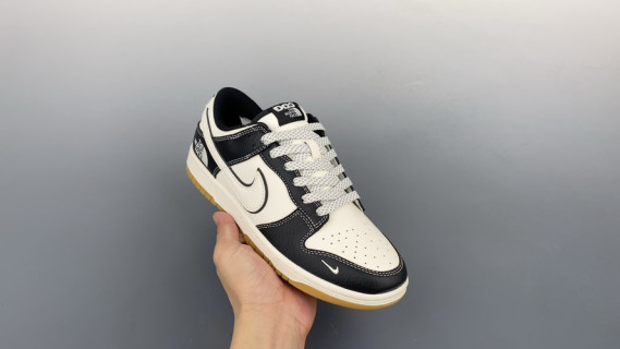 Nike SB Dunk Low 'Gucci' view 1