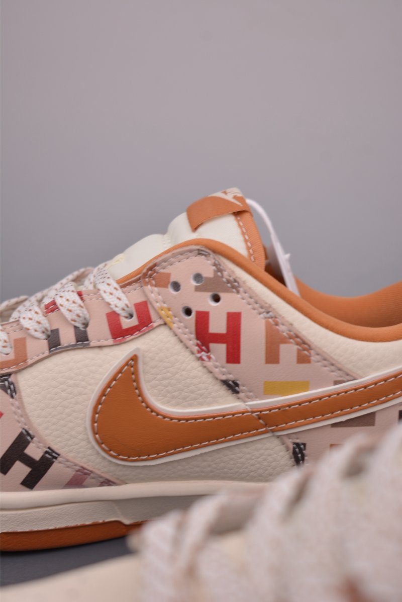 Nike SB Dunk Low 'Gucci' view