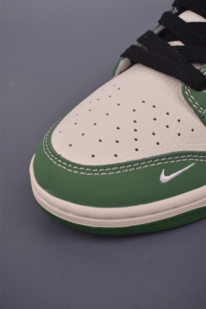 Nike SB Dunk Low 'Gucci' view