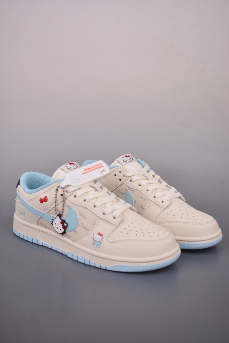 Nike SB Dunk Low 'Hello Kitty'