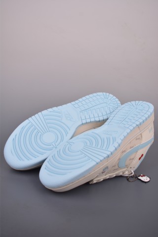 Nike SB Dunk Low 'Hello Kitty' view 3