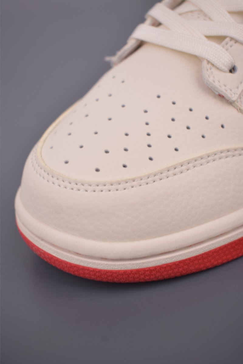 Nike SB Dunk Low 'Hello Kitty' view