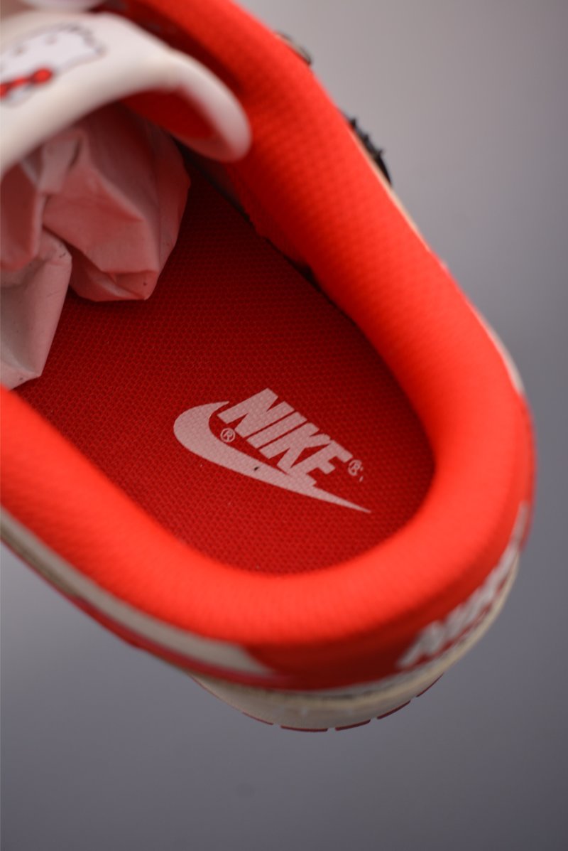 Nike SB Dunk Low 'Hello Kitty' view