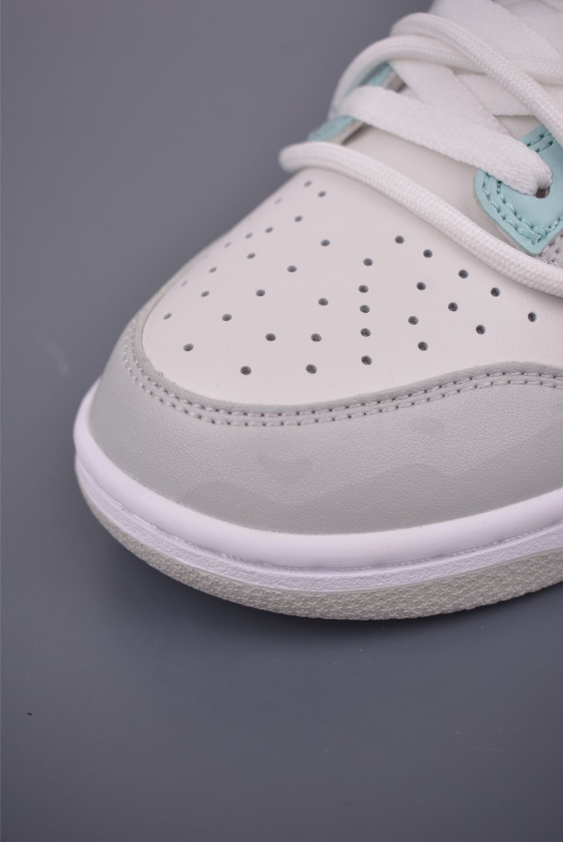 Nike SB Dunk Low 'Grey / White' view