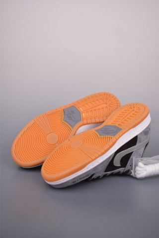 Nike SB Dunk Low view 3