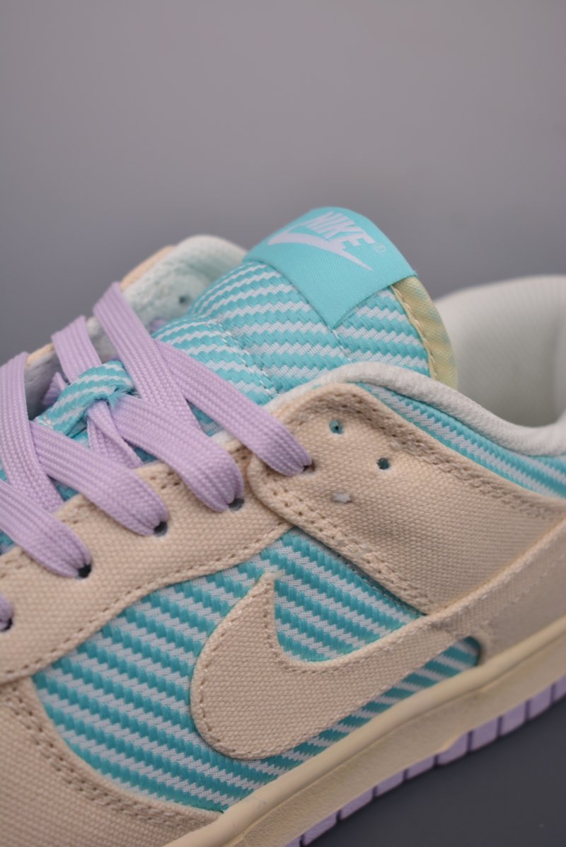 Nike SB Dunk Low view