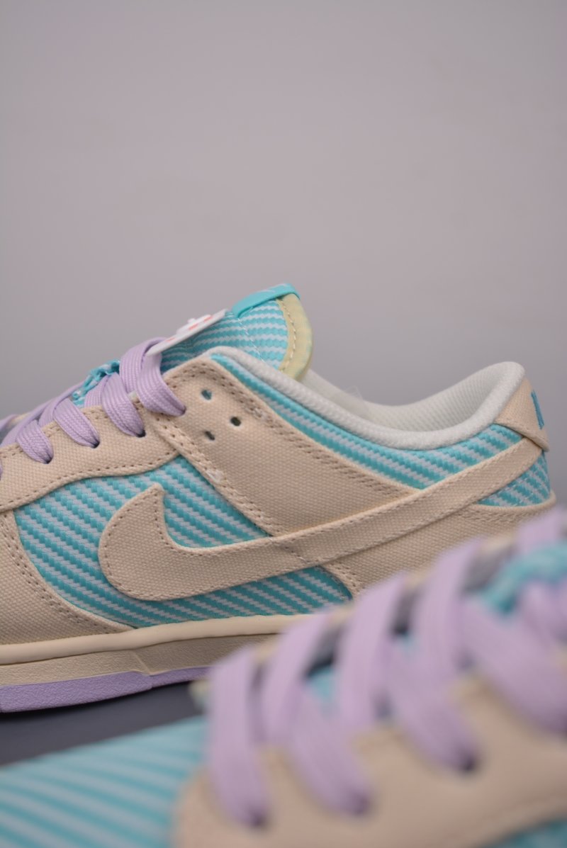 Nike SB Dunk Low view