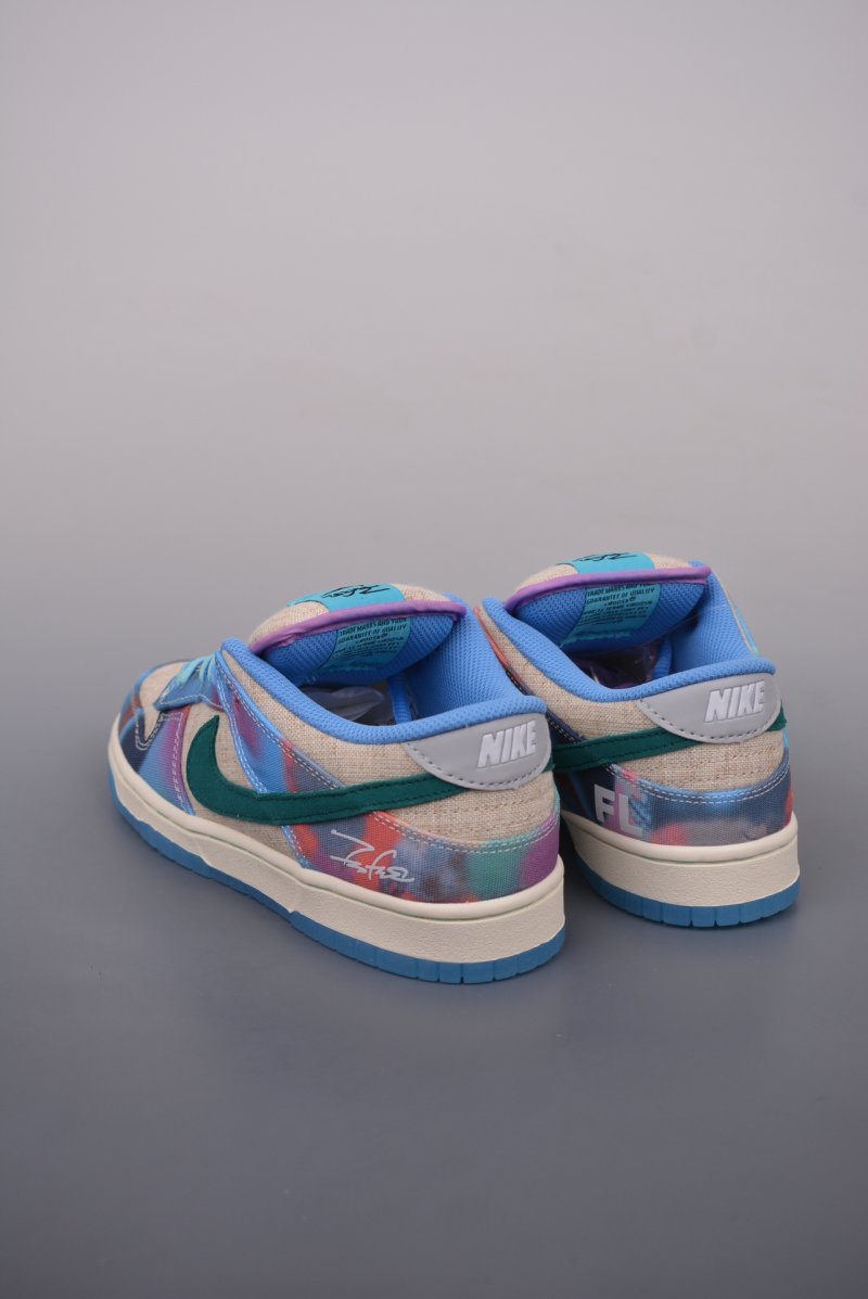 Nike SB Dunk Low view