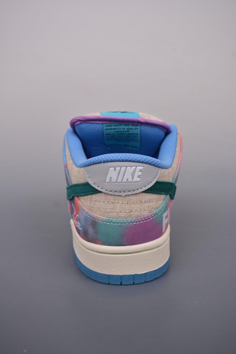 Nike SB Dunk Low view