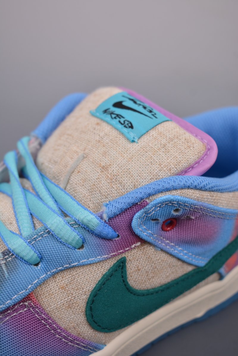 Nike SB Dunk Low view