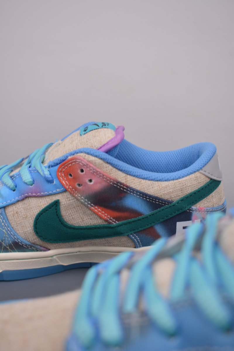Nike SB Dunk Low view