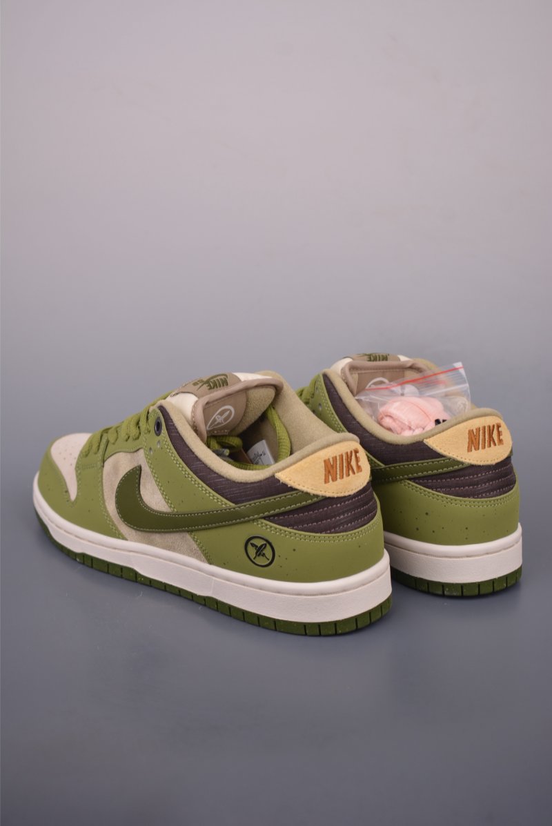 Nike SB Dunk Low view