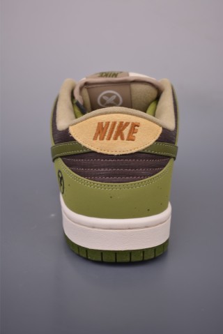 Nike SB Dunk Low view 4
