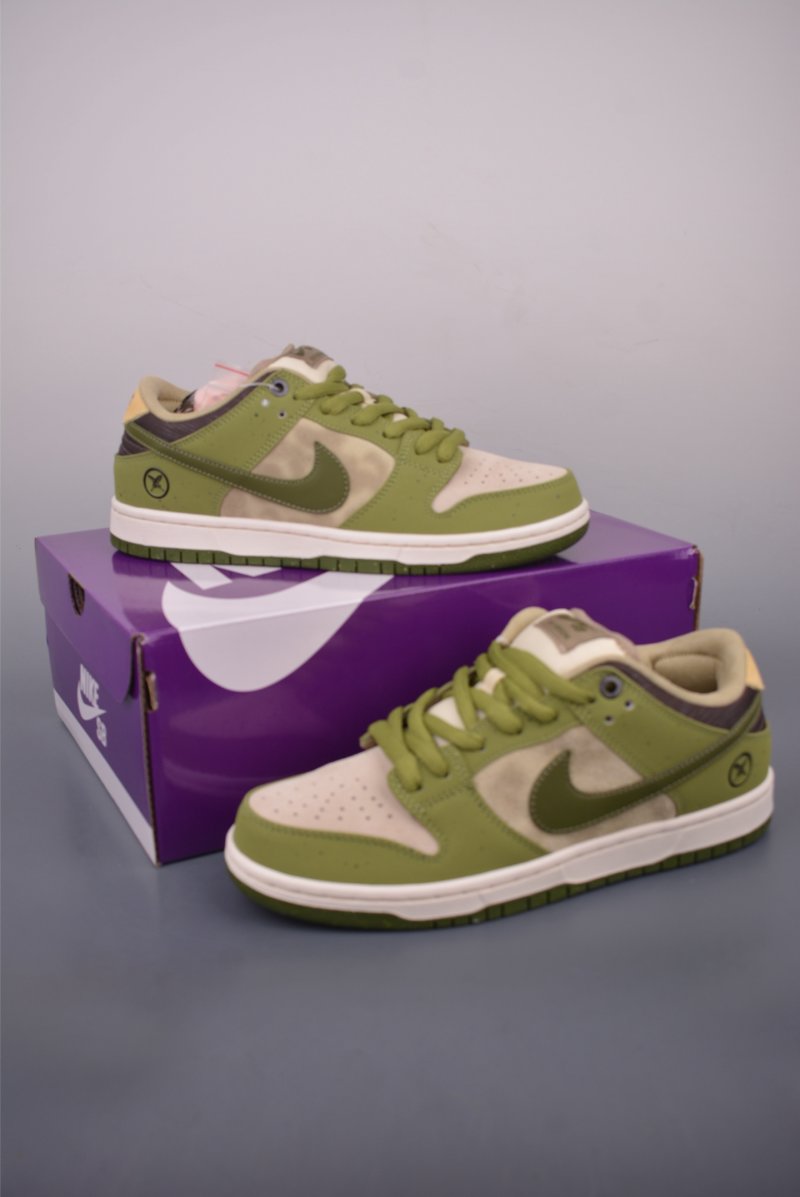 Nike SB Dunk Low view