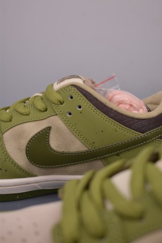 Nike SB Dunk Low view 8