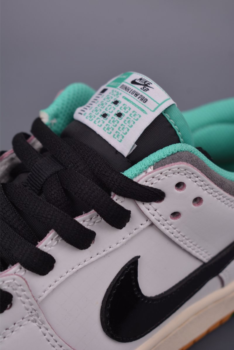 Nike SB Dunk Low view