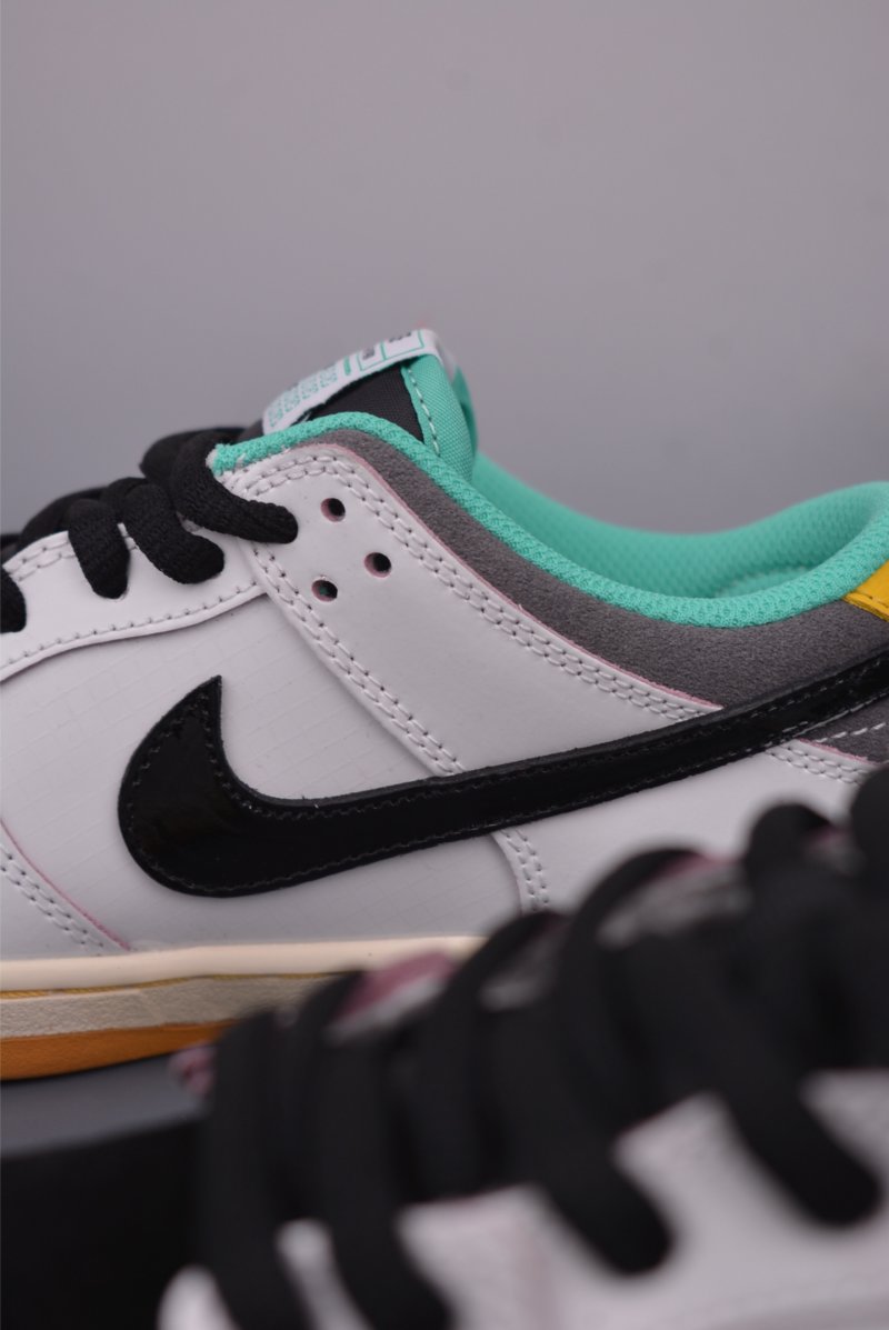 Nike SB Dunk Low view