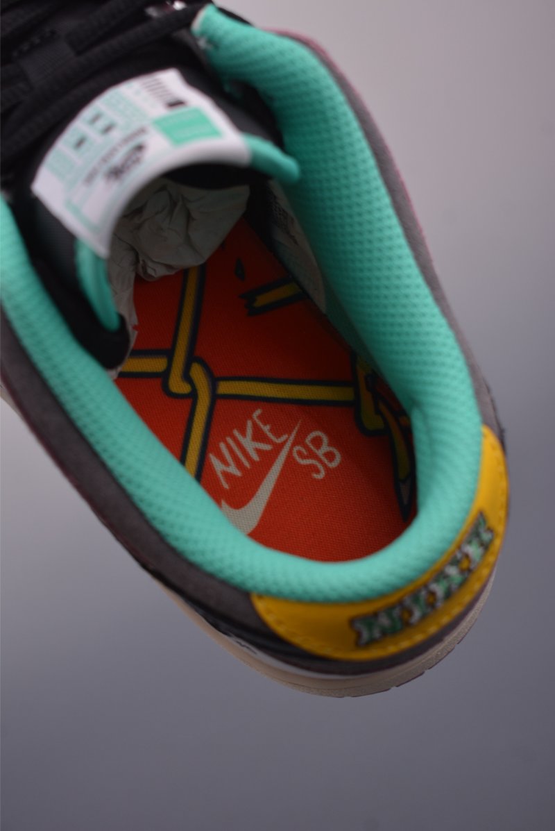 Nike SB Dunk Low view