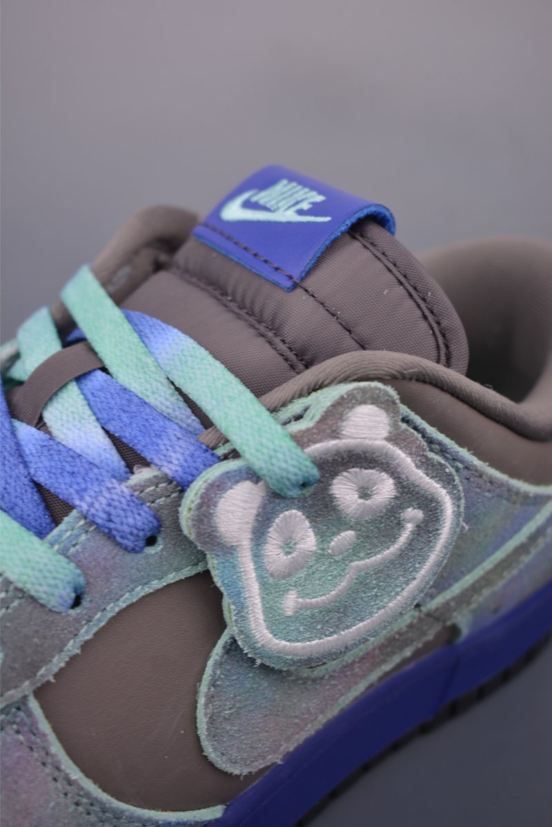 Nike SB Dunk Low view