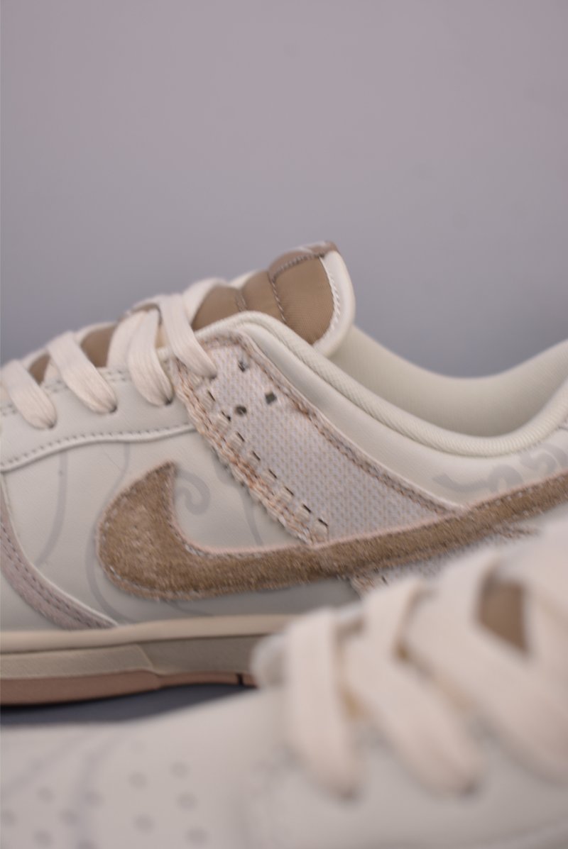 Nike SB Dunk Low view