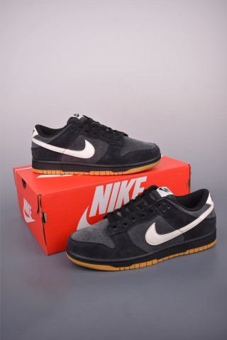Nike SB Dunk Low 'Black / Grey' view 5