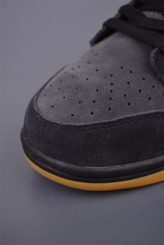 Nike SB Dunk Low 'Black / Grey' view 6