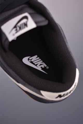Nike SB Dunk Low 'Black / Grey' view 9